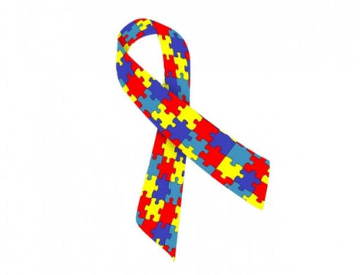 Fita de conscientização do autismo com peças de quebra-cabeça coloridas, símbolo usado para representar pessoas com TEA de todas as idades, incluindo adultos
